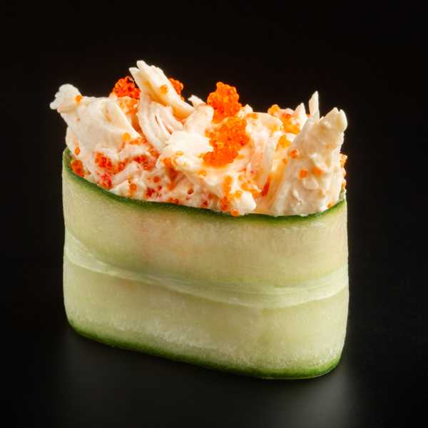 Гункан с крабом и огурцом